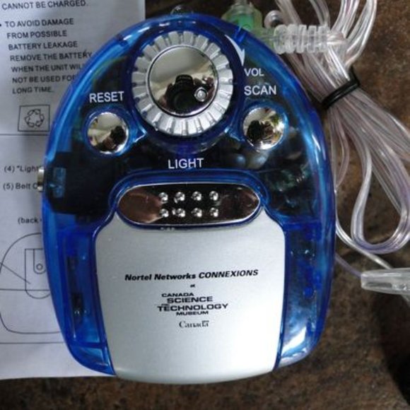 VINTAGE PORTABLE / CLIP ON FM RADIO - Picture 2 of 2